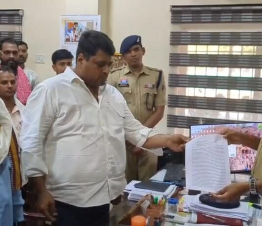राजनांदगांव:सोमनी सामुदायिक स्वास्थ्य केंद्र की डॉक्टर एवं पुलिस कर्मी पर कार्रवाई की मांग, शहर कांग्रेस कमेटी अध्यक्ष जीतू मुदलियार ने ASP से की शिकायत…
