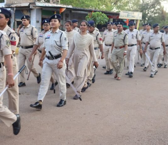 राजनांदगांव: घुमका में निकला भव्य फ्लैग मार्च, निष्पक्ष एवं शांतिपूर्ण मतदान का दिया संदेश…