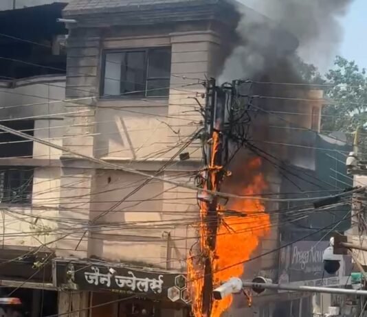 राजनांदगांव: शॉर्ट सर्किट से भारत माता चौक के बिजली खंभे में आग…