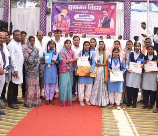 राजनांदगांव: जिला प्रशासन का अमला बस से पहुंचा जिले के अंतिम छोर के दूरस्थ ग्राम साल्हे…