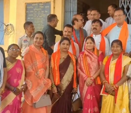 राजनांदगांव: नामांकन के अंतिम दिन घुमका में सियासी हलचल तेज, 65 प्रत्याशियों ने भरा पर्चा…