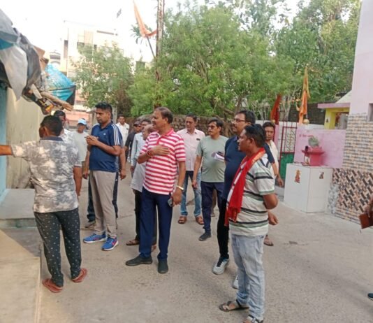 राजनांदगांव: महापौर एवं कलेक्टर सुबह निकले वार्डो में, सफाई तथा निर्माण कार्य का लिया जायजा…