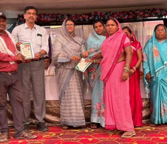 राजनांदगांव: हितग्राहियों को विभिन्न शासकीय योजनाओं से लाभान्वित करते हुए किया गया सामग्री वितरण…