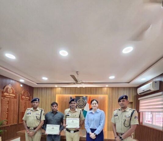 राजनांदगांव : डायल 112 की तत्परता से बची महिला की जान, उत्कृष्ट कार्य पर पुलिसकर्मी सम्मानित…