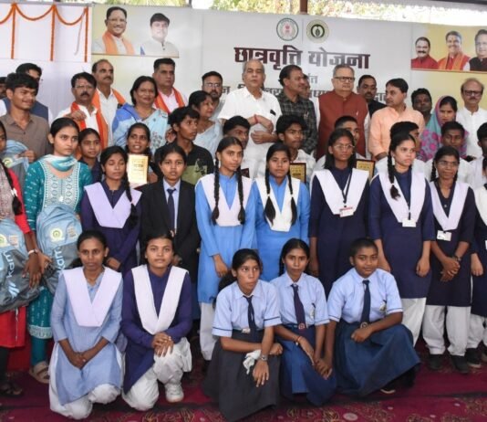 विधानसभा अध्यक्ष छात्रवृत्ति योजना अंतर्गत तेंदूपत्ता संग्राहक परिवारों के प्रतिभावान विद्यार्थियों के उज्ज्वल भविष्य हेतु आयोजित कार्यक्रम में हुए शामिल…