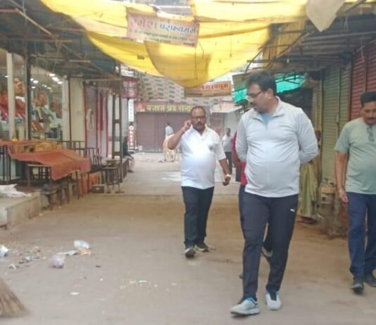 राजनांदगांव: सफाई देखने आयुक्त विश्वकर्मा सुबह पहुॅचे बाजार क्षेत्र…