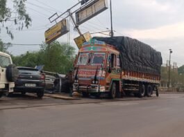 रायपुर नाका रामदरबार चौक पर ट्रैफिक सिग्नल क्षतिग्रस्त, ट्रक की टक्कर से टूटा सिग्नल…