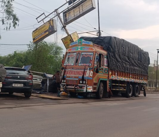 रायपुर नाका रामदरबार चौक पर ट्रैफिक सिग्नल क्षतिग्रस्त, ट्रक की टक्कर से टूटा सिग्नल…