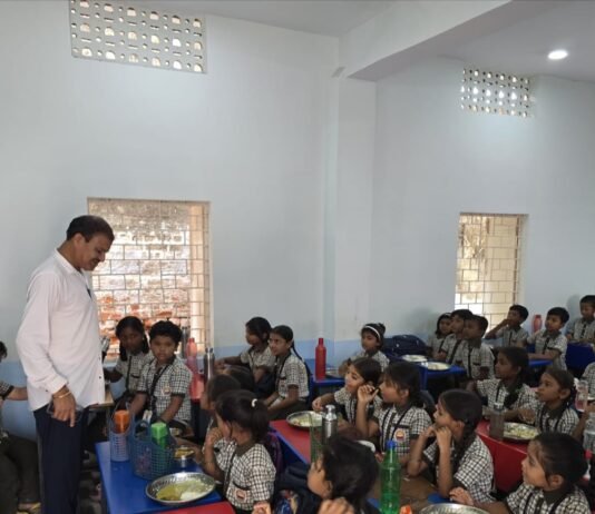 महापौर मधुसूदन यादव ने किया गंजपारा स्कूल का निरीक्षण, व्यवस्थाओं का लिया जायजा, विद्यार्थियो से की आत्मीय मुलाकात…