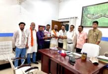 जीवनदान सेवा संस्था रात्रि कालीन निशुल्क जल सेवा का किया समापन कर स्टेशन मास्टर का किया सम्मान…