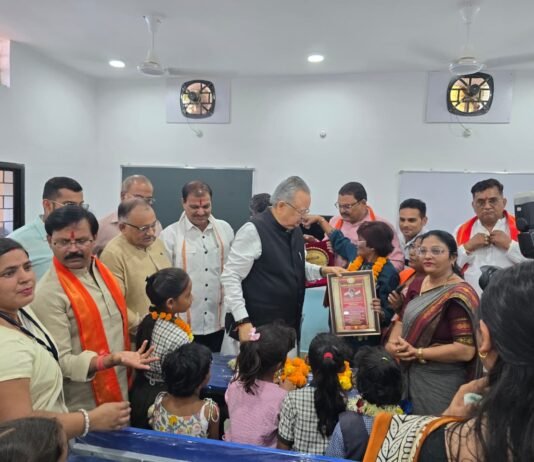 राजनांदगांव: विधानसभा अध्यक्ष ने गंज पारा स्कूल का निरीक्षण कर विद्यार्थियों का तिलक लगाकर किया स्वागत…