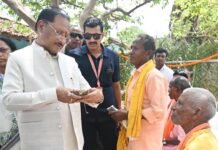 रायपुर : ’ज्ञान भारतम् अभियान के अंतर्गत बड़े कनेरा में मिलीं 150 वर्ष पुरानी दुर्लभ पांडुलिपियां…