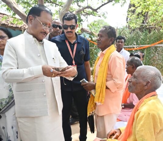 रायपुर : ’ज्ञान भारतम् अभियान के अंतर्गत बड़े कनेरा में मिलीं 150 वर्ष पुरानी दुर्लभ पांडुलिपियां…