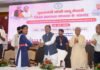 रायपुर : मुख्यमंत्री के हाथों मेधावी छात्रा को मिली 2 लाख रुपये की सहायता…