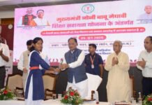 रायपुर : मुख्यमंत्री के हाथों मेधावी छात्रा को मिली 2 लाख रुपये की सहायता…