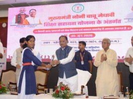 रायपुर : मुख्यमंत्री के हाथों मेधावी छात्रा को मिली 2 लाख रुपये की सहायता…