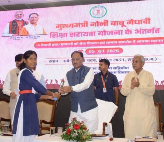 रायपुर : मुख्यमंत्री के हाथों मेधावी छात्रा को मिली 2 लाख रुपये की सहायता…