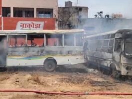 राजनांदगांव में दो स्थानों पर भीषण आग, पांच बसें जलकर खाक…