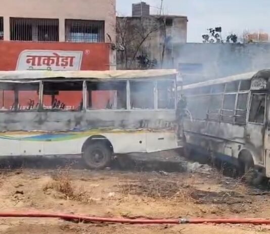 राजनांदगांव में दो स्थानों पर भीषण आग, पांच बसें जलकर खाक…