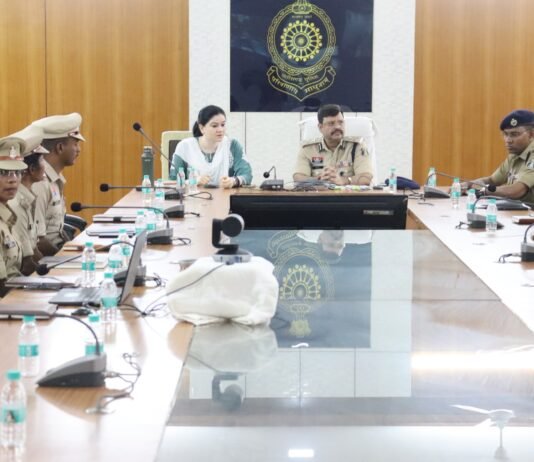 राजनांदगांव: पुलिस महानिरीक्षक बालाजी राव ने 40 प्रशिक्षु उप निरीक्षकों की ली बैठक, आधुनिक पुलिसिंग और डिजिटल तकनीकों पर दिया जोर…