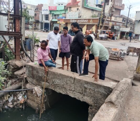 राजनांदगांव: आयुक्त ने नाला सफाई का जायजा लेकर पानी भरान क्षेत्र के नाला नाली की समुचितसफाई करने के दिये निर्देश…