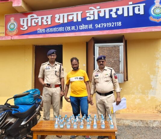 राजनांदगांव: डोंगरगांव पुलिस ने अवैध शराब परिवहन करते कोचिया को दबोचा, शराब और बाइक जब्त…