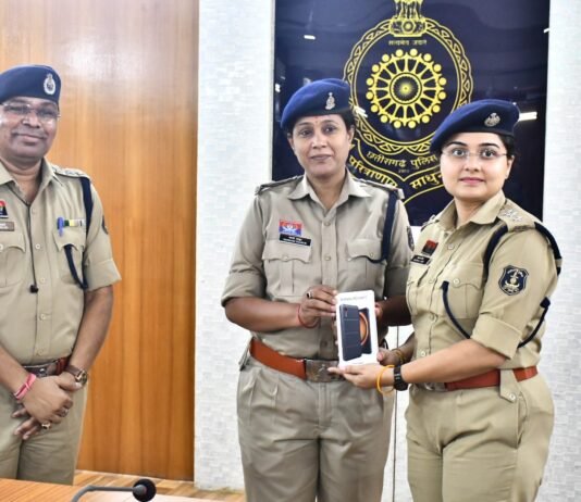 नए आपराधिक कानूनों के प्रभावी क्रियान्वयन के लिए राजनांदगांव के 150 विवेचकों को मिले स्मार्ट मोबाइल…