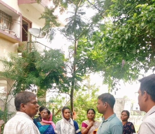 निगम आयुक्त मरकाम ने पानी सफाई एवं निर्माण कार्य का लिया जायजा,लखोली जनता कालोनी व बैगा पारा में पानी सफाई के संबंध में वार्डवासियो से की चर्चा…