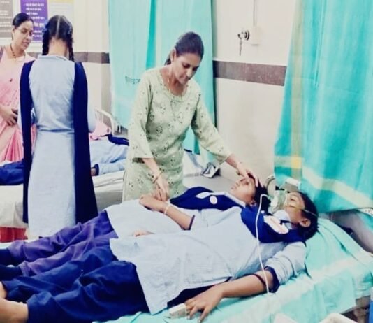 प्रार्थना सभा के दौरान मधुमक्खियों का हमला, 40 छात्र घायल, डोंगरगांव के बीजेभाठा शासकीय स्कूल की घटना, सभी बच्चों की हालत सामान्य…