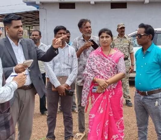 कलेक्टर ने डोंगरगढ़ विकासखंड के ग्राम बेलगांव में ग्रे वाटर ट्रीटमेंट प्लांट, ग्राम कलकसा में ग्रामीण औद्योगिक पार्क, ग्राम मुसराकला में अटल डिजिटल सुविधा केन्द्र का किया निरीक्षण…