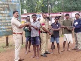 सीतागांव पुलिस की चौपाल: साइबर सुरक्षा, नशामुक्ति और महिला सुरक्षा का दिया संदेश, ग्रामीणों में बांटे पौधे…