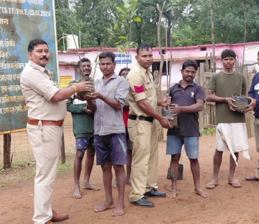सीतागांव पुलिस की चौपाल: साइबर सुरक्षा, नशामुक्ति और महिला सुरक्षा का दिया संदेश, ग्रामीणों में बांटे पौधे…
