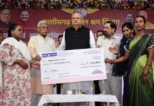 राजनांदगांव: विधानसभा अध्यक्ष डॉ. रमन सिंह ने श्रम विभाग द्वारा संचालित विभिन्न जनकल्याणकारी योजनाओं के तहत 1802 हितग्राहियों के खाते में 3 करोड़ 43 लाख 74 हजार 970 रूपए की राशि डीबीटी के माध्यम से की अंतरित…