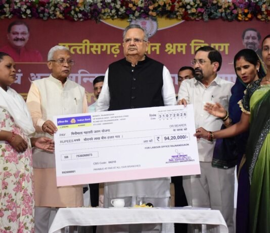 राजनांदगांव: विधानसभा अध्यक्ष डॉ. रमन सिंह ने श्रम विभाग द्वारा संचालित विभिन्न जनकल्याणकारी योजनाओं के तहत 1802 हितग्राहियों के खाते में 3 करोड़ 43 लाख 74 हजार 970 रूपए की राशि डीबीटी के माध्यम से की अंतरित…