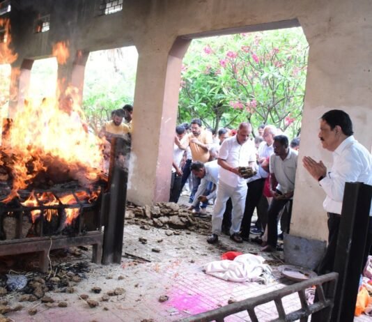 राजनांदगांव: छत्तीसगढ़ राज्य नीति आयोग के उपाध्यक्ष गणेश शंकर मिश्रा ने वरिष्ठ पत्रकार स्वर्गीय राजेन्द्र व्यास को दी श्रद्धांजलि…