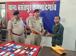 राजनांदगांव: बसंतपुर पुलिस ने लौटाई 25 लोगों की मुस्कान, साढ़े तीन लाख के गुम मोबाइल किए सुपुर्द…