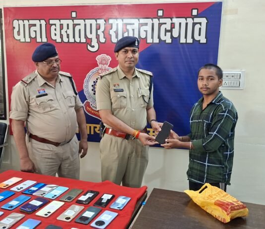 राजनांदगांव: बसंतपुर पुलिस ने लौटाई 25 लोगों की मुस्कान, साढ़े तीन लाख के गुम मोबाइल किए सुपुर्द…