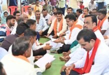 जमीन पर बैठकर उपमुख्यमंत्री विजय शर्मा ने सुनी ग्रामीणों की बात, करोड़ों रुपये के विकास कार्यों की दी सौगात…