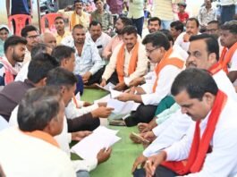 जमीन पर बैठकर उपमुख्यमंत्री विजय शर्मा ने सुनी ग्रामीणों की बात, करोड़ों रुपये के विकास कार्यों की दी सौगात…
