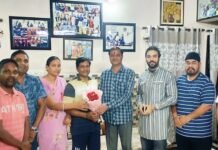 राजनांदगांव: कॉमनवेल्थ रजत पदक विजेता ज्ञानेश्वरी यादव के घर पहुँचे महापौर मधुसूदन यादव, परिवार को दी बधाई, हरसंभव सहयोग का दिलाया भरोसा…