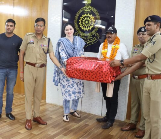 राजनांदगांव: सम्मान और शुभकामनाओं के साथ सेवानिवृत्त हुए प्रधान आरक्षक विष्णु सिंह राजपूत, एसपी अंकिता शर्मा ने किया सम्मानित…