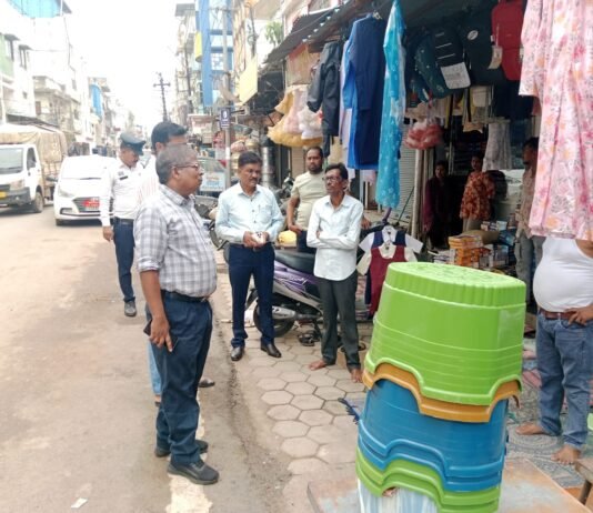 राजनांदगांव: आयुक्त मरकाम ने यातायात प्रभारी एवं निगम व यातायात अमला के साथगुड़ाखू लाईन में किया पैदल भ्रमण…