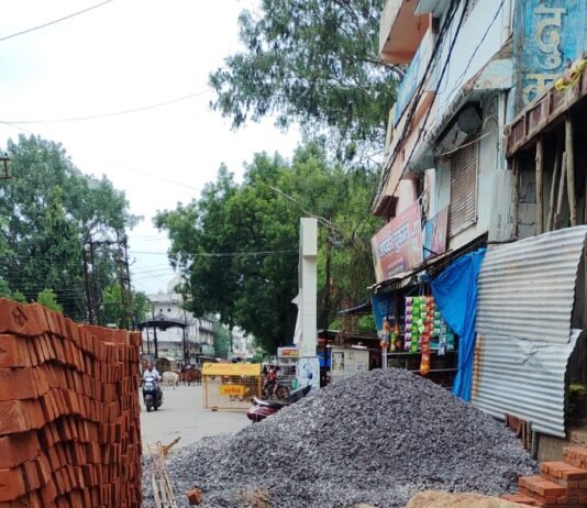 राजनांदगांव: सडक में रेत गिट्टी व मलमा का ढेर, मलमा मण्डप के तहत संबंधितो पर जुर्माना…