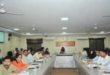 नक्सल पुनर्वास नीति के प्रभावी क्रियान्वयन के साथ पात्र हितग्राहियों को मिले योजनाओं का लाभ – कलेक्टर तुलिका प्रजापति…