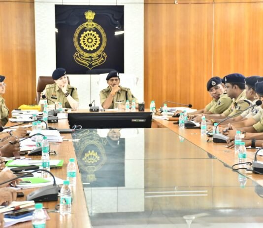 राजनांदगांव: लंबित अपराधों के जल्द निपटारे पर जोर, IG अजय यादव ने ली अपराध समीक्षा बैठक…