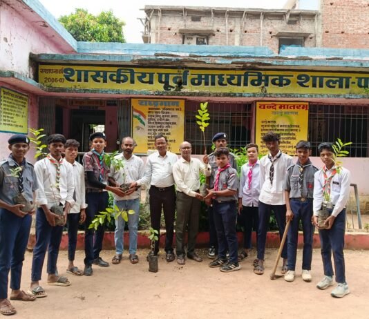 राजनांदगांव: डाॅ. अंबेडकर ओपन रोवर क्रू द्वारा वृक्षारोपण करने लोगो को कर रहे जागरूक…