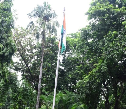 राजनांदगांव: कलेक्टर ने अपने निवास में किया ध्वजारोहण…