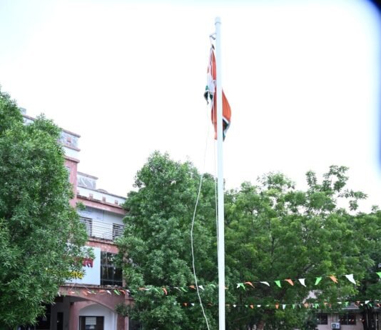 राजनांदगांव: जिला पंचायत अध्यक्ष किरण वैष्णव ने जिला पंचायत परिसर में किया ध्वजारोहण…