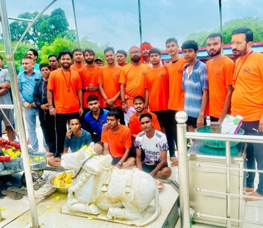 राजनांदगांव: लगभग 30 किलोमीटर की यात्रा कर तीसरे सोमवार को डाक बम मोहरा शिवनाथ नदी से ग्राम छिपा लोधेश्वर महादेव पहुंचे…
