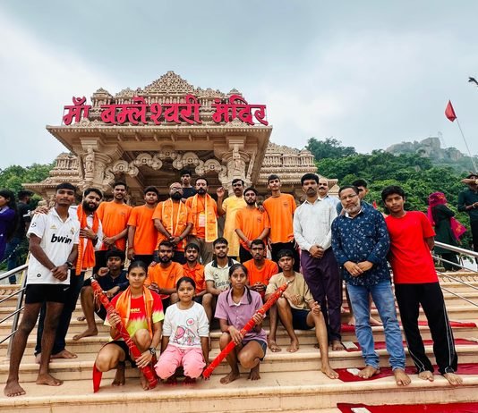 राजनांदगांव: 48 किलोमीटर की डाक कांवड़ यात्रा लेकर मां बम्लेश्वरी मंदिर पहुंची जीवनदान सेवा संस्था की टीम…